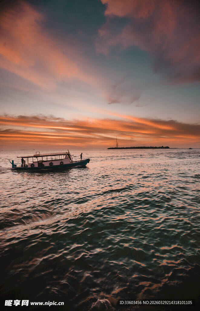 海上日落中的航行船只
