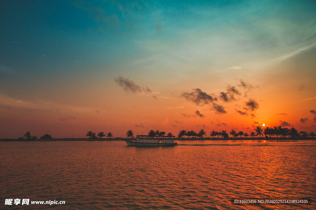 夕阳下的辽阔金色海面