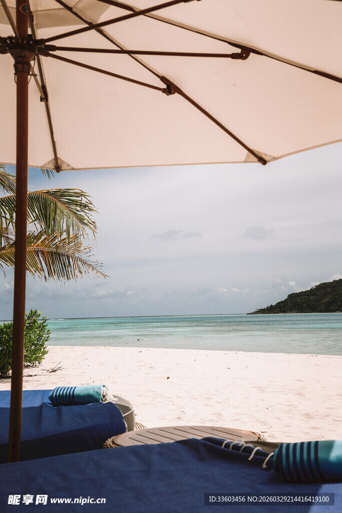 海边遮阳伞下的休闲风光
