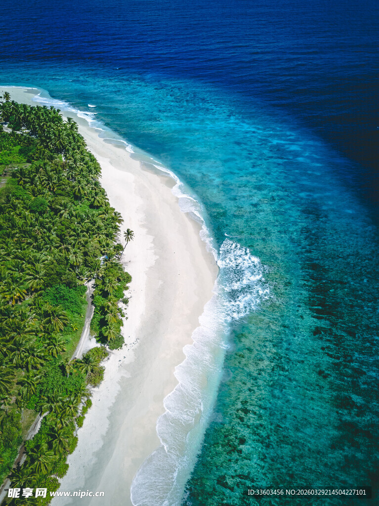 美丽海岛的迷人海岸线