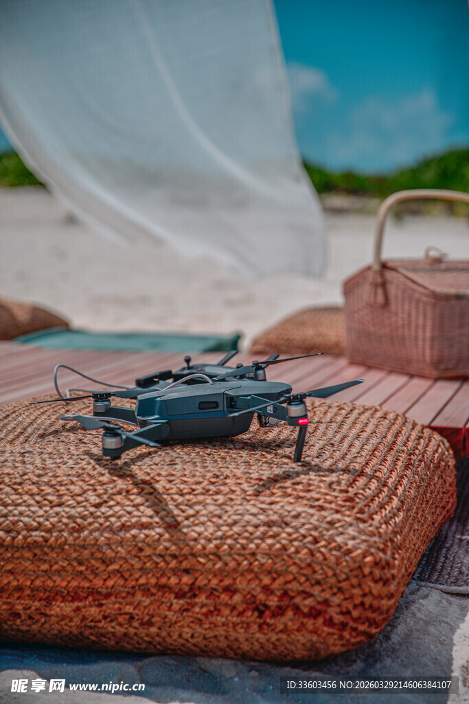 沙滩上的无人机与休闲布置