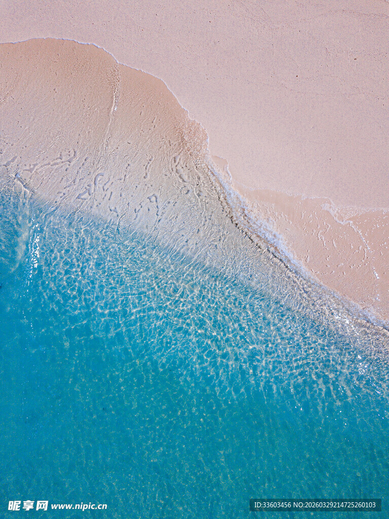 蓝色海浪与沙滩美丽景致