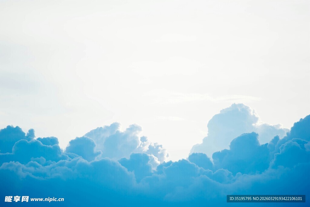 蓝天之上的梦幻云朵