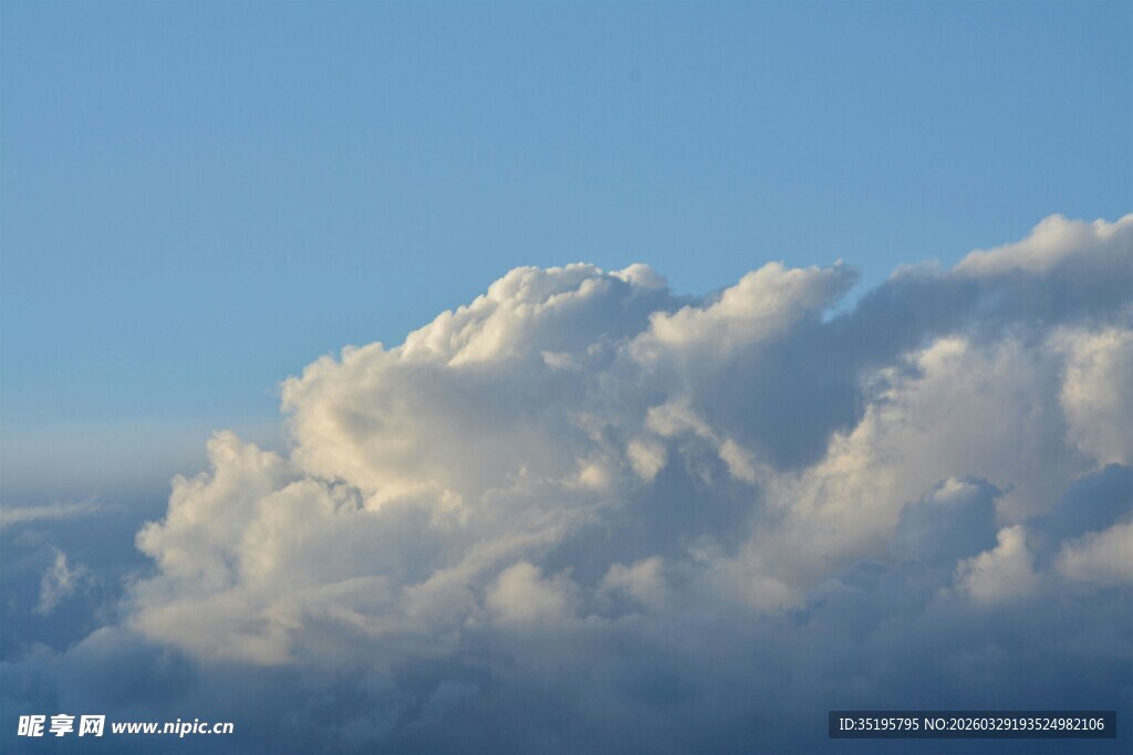蓝天中的蓬松大云朵