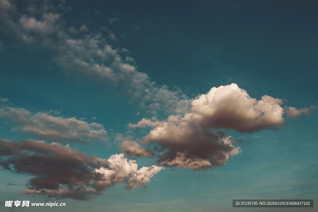 蓝天中的蓬松云朵