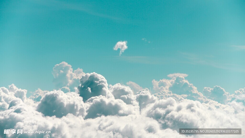 蓝天之上的梦幻云朵