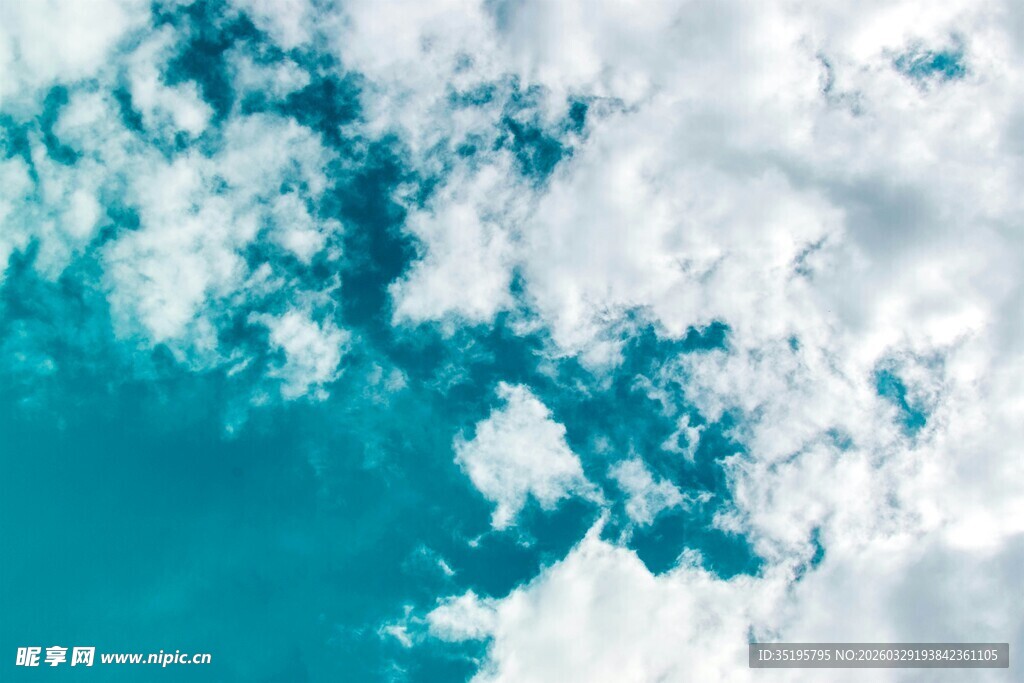 蔚蓝天空中的蓬松云朵