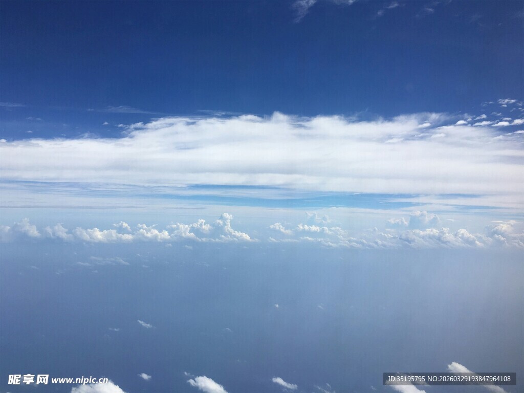 高空视角下的云海蓝天