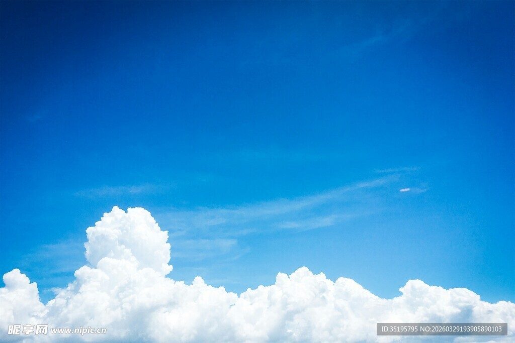 蓝天之上的蓬松白云