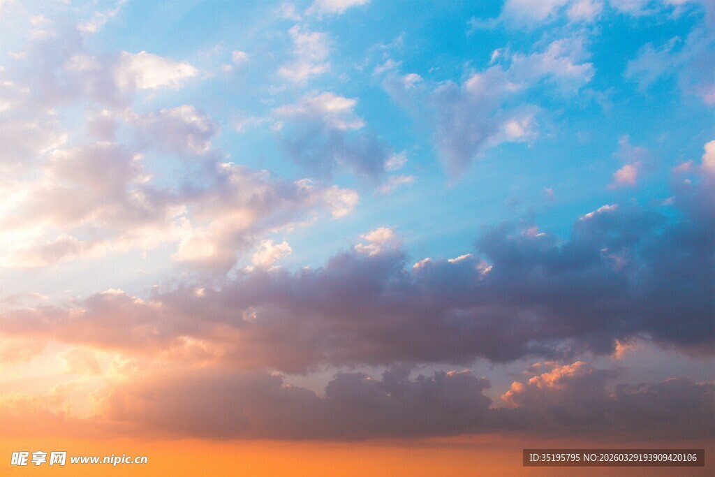 夕阳下的绚烂天空