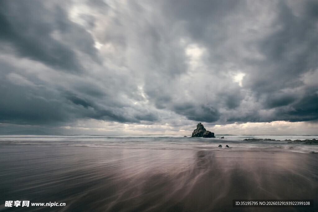 海边乌云下的静谧景致