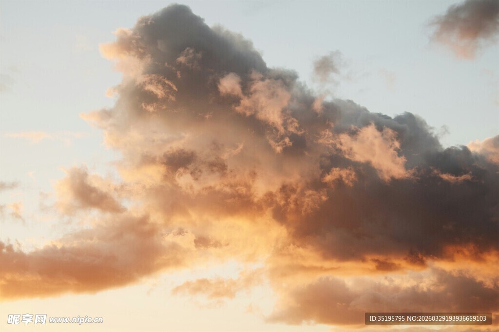 夕阳下的绚烂云彩