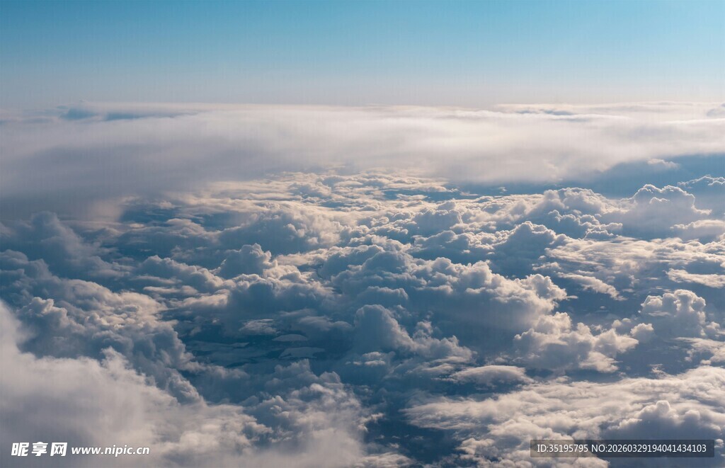 高空俯瞰云海壮丽景观