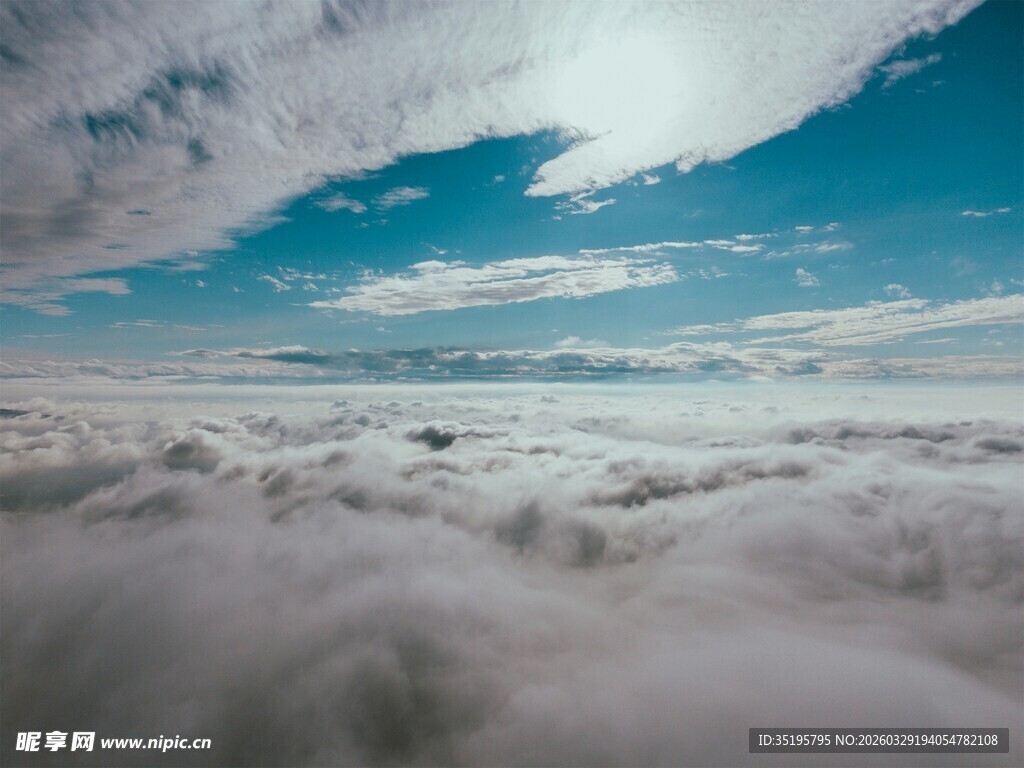 云海之上的壮丽天空景观