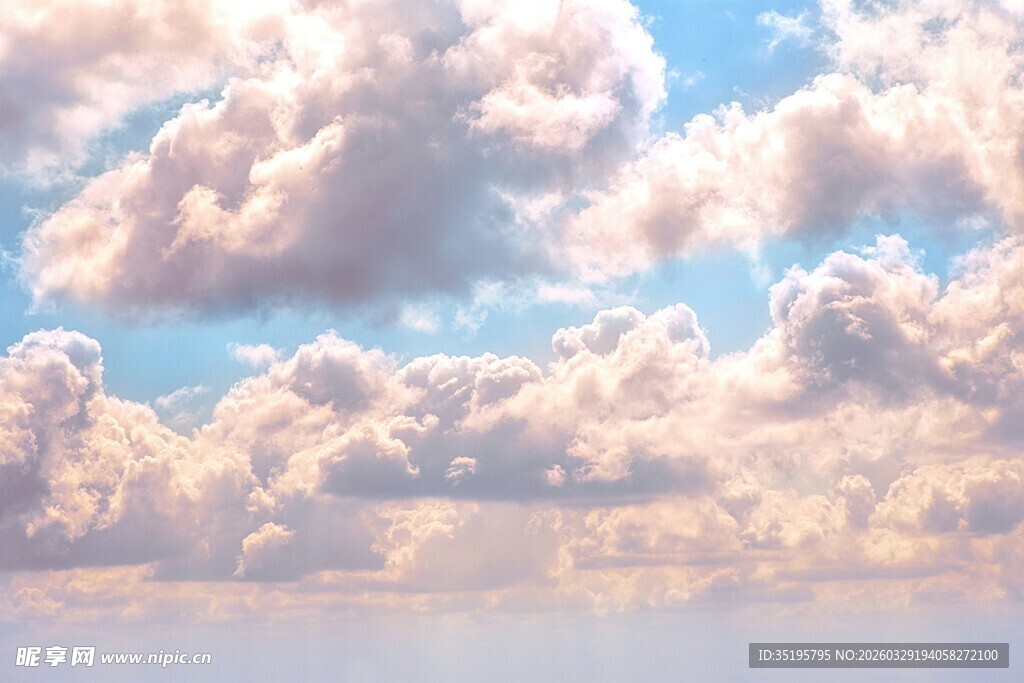 梦幻蓝天中的蓬松云朵