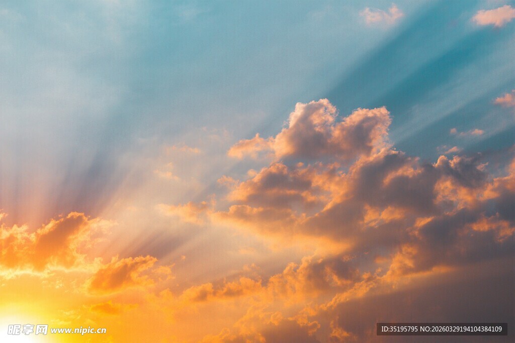 绚丽日出云霞满天
