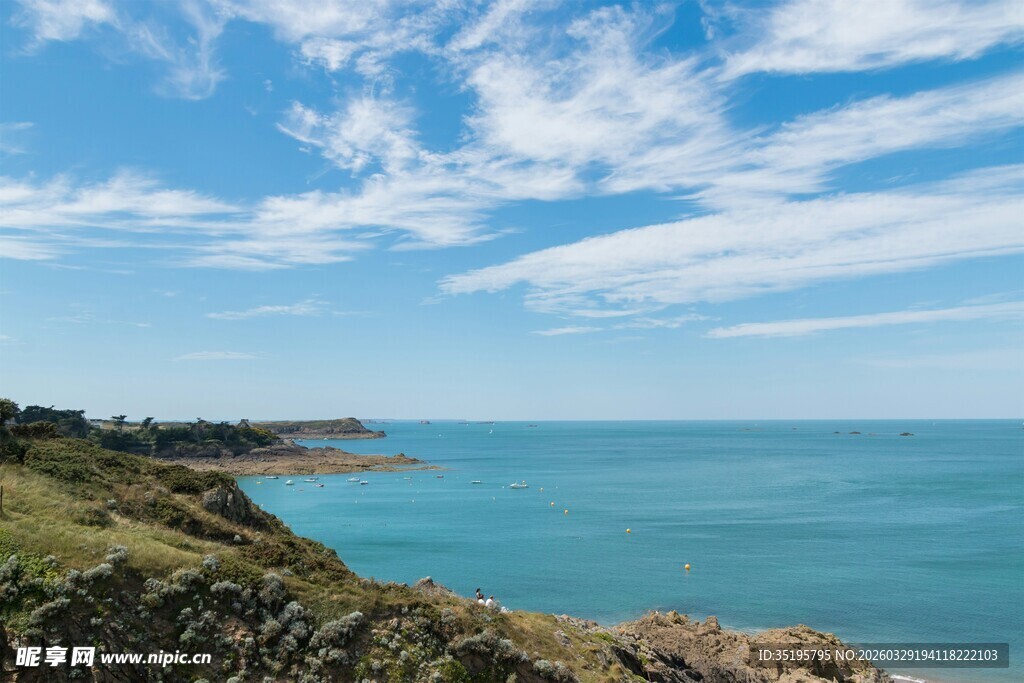 海边风光碧海蓝天伴绿岸