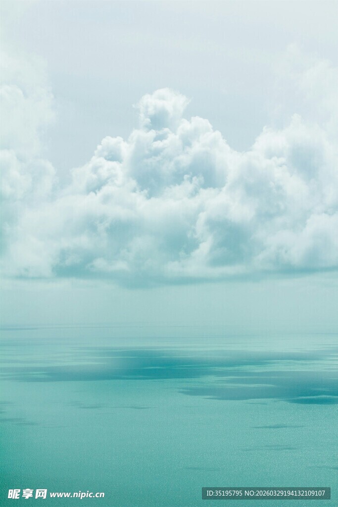 梦幻云海下的静谧海面