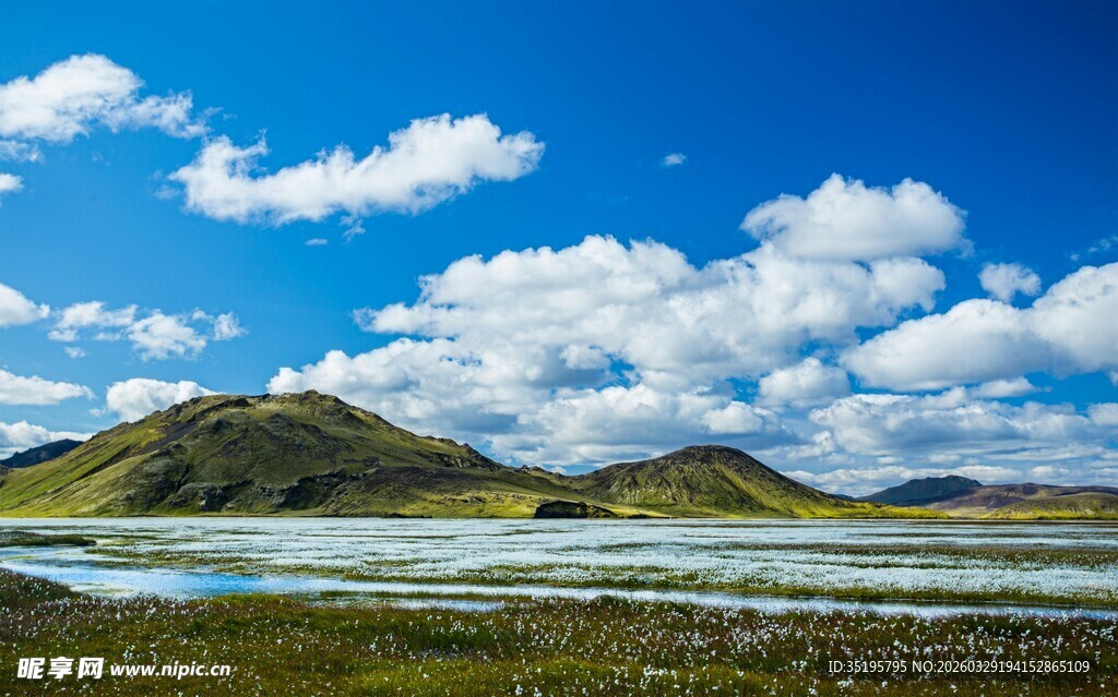 草原湖泊蓝天美景