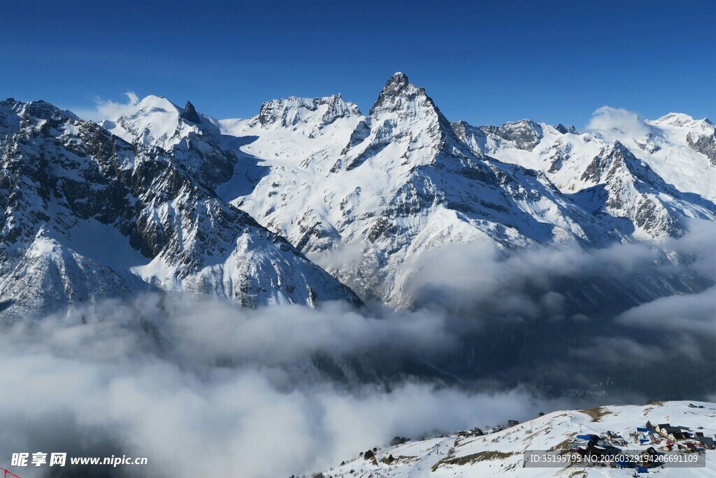 雪山云海壮丽景观