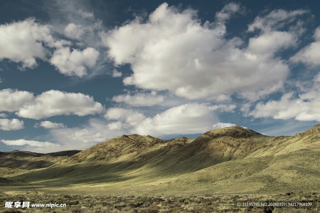 广袤山野间的蓝天白云
