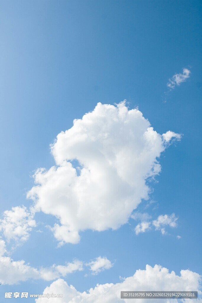 晴朗蓝天中的蓬松白云