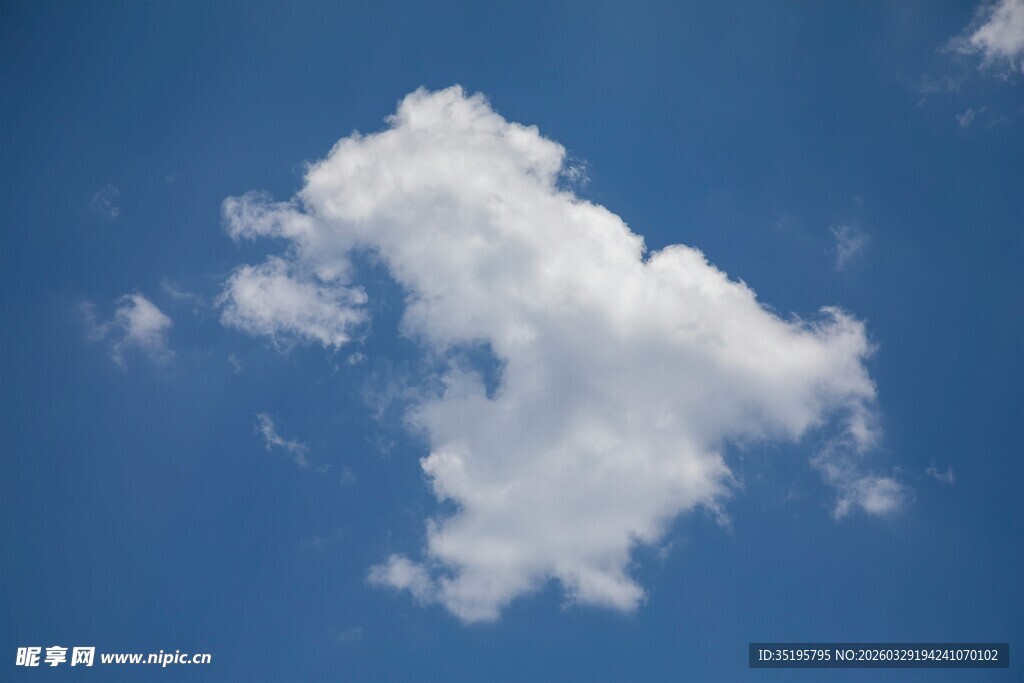 蓝天下的洁白云朵
