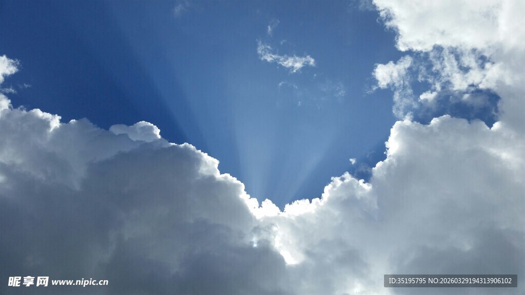 蓝天穿透云层的美丽景象
