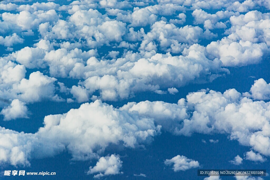 蓝天之上的蓬松白云