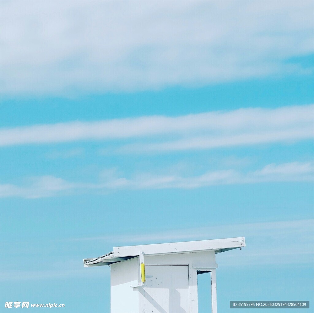 蓝天白云下的白色建筑