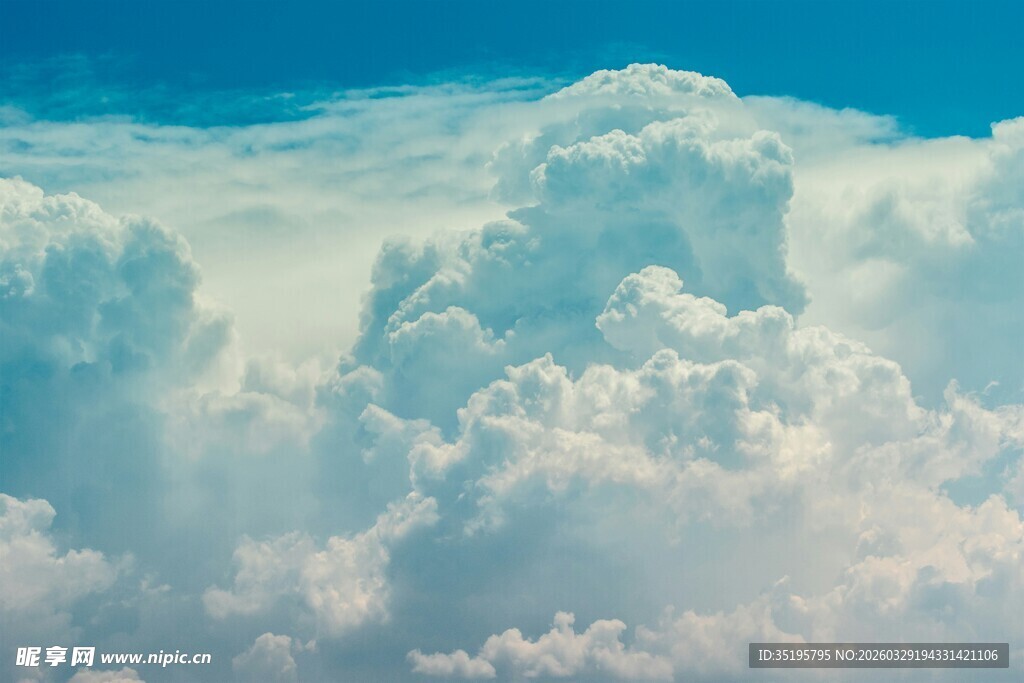 蓝天之上的壮丽云海