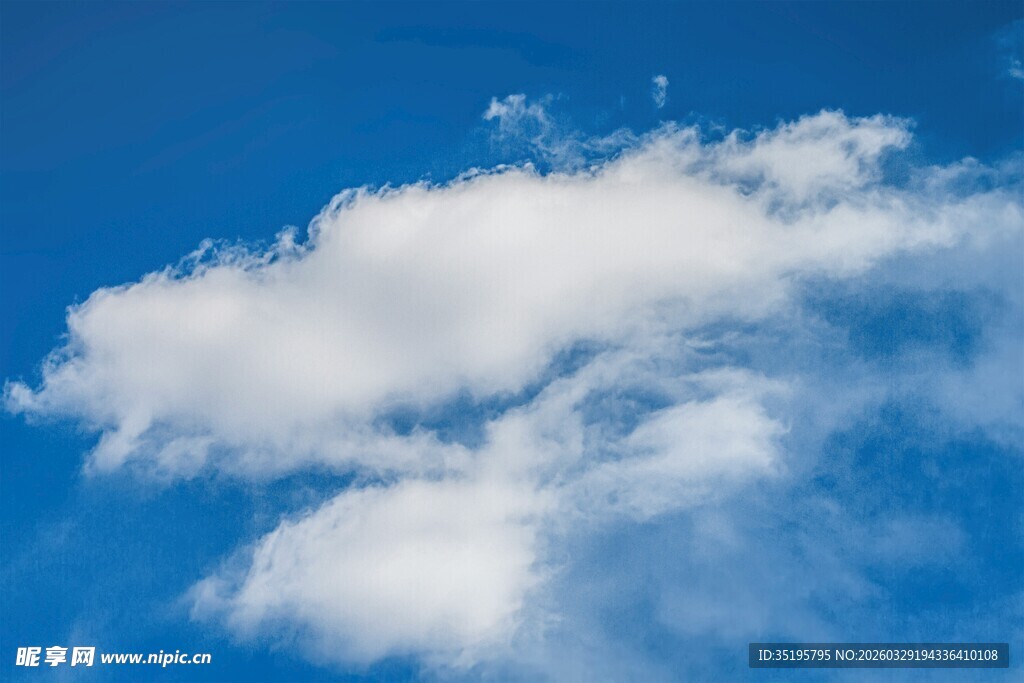 蓝天下的蓬松白云