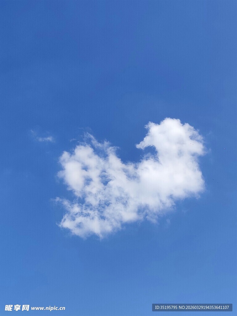 蓝天下的爱心云朵