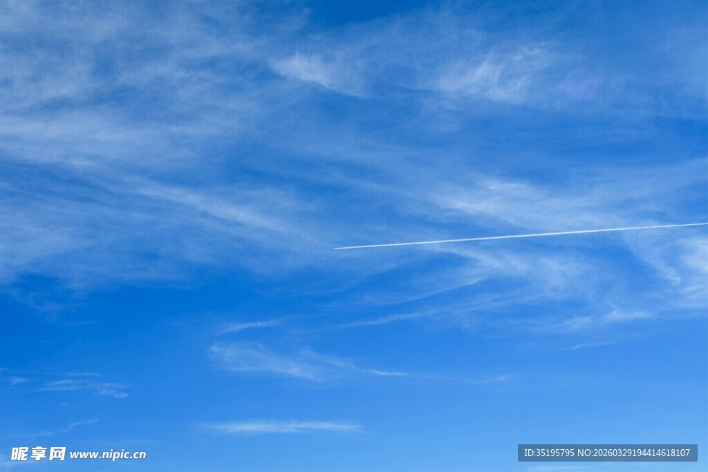 蔚蓝天空中的飘逸云彩