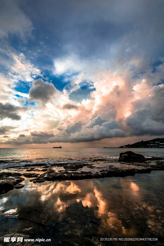 海边绚丽晚霞与礁石美景