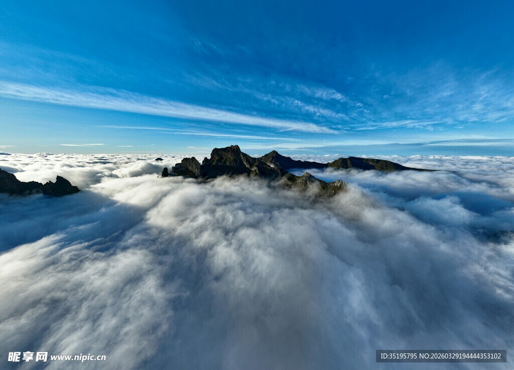 云海之上的壮丽蓝天景观