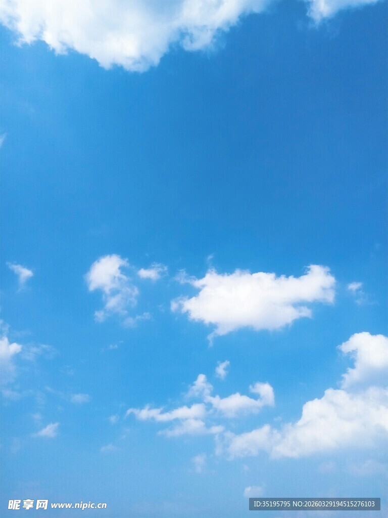 晴朗蓝天飘着几朵白云