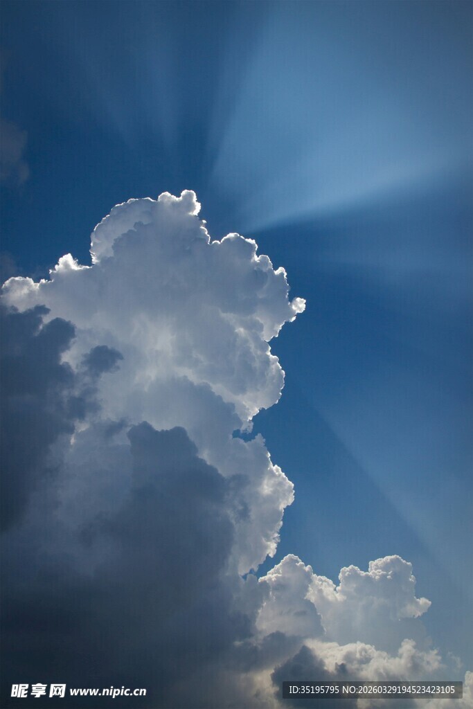 蓝天下的绚丽云朵