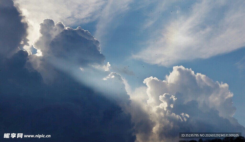 阳光穿透云层的壮丽景象