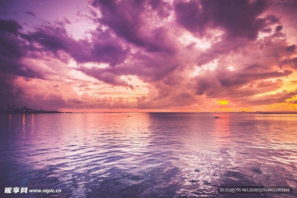 梦幻紫霞下的宁静海面