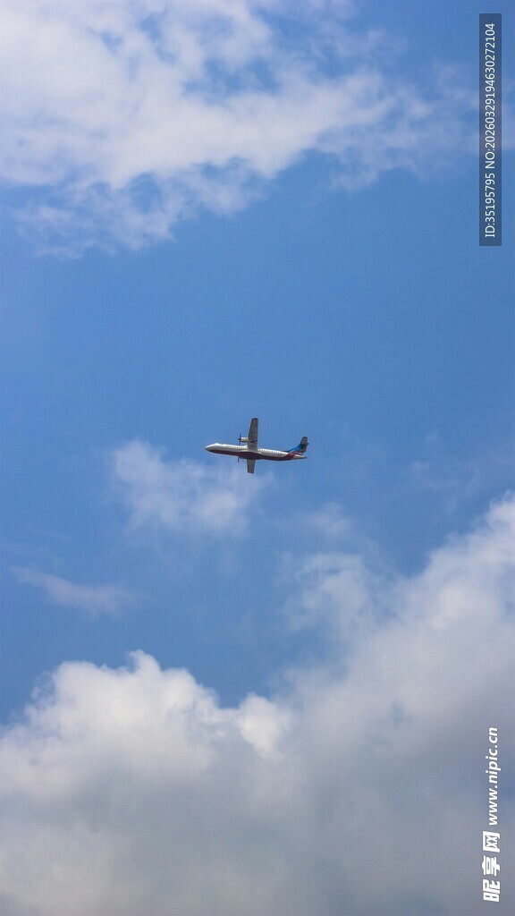 蓝天下翱翔的飞机