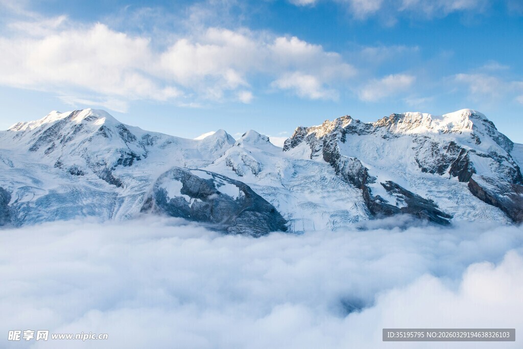 雪山云海壮丽美景