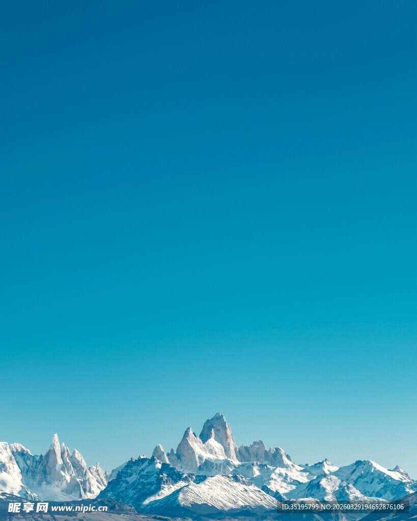 壮丽雪山与湛蓝天空