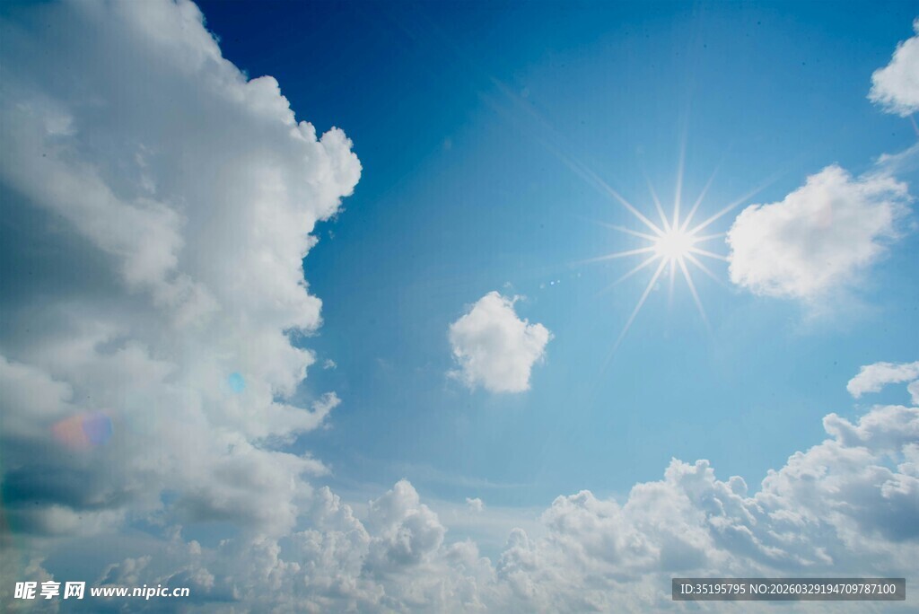 晴朗蓝天中的耀眼阳光