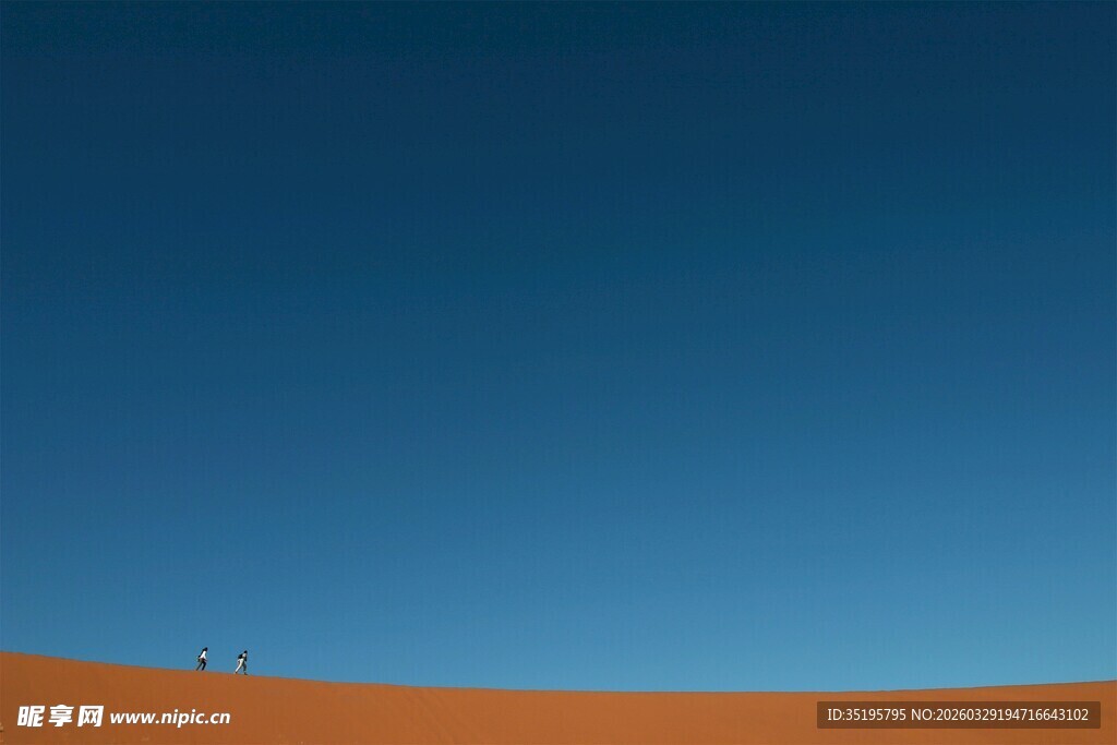 沙漠上空的湛蓝天空