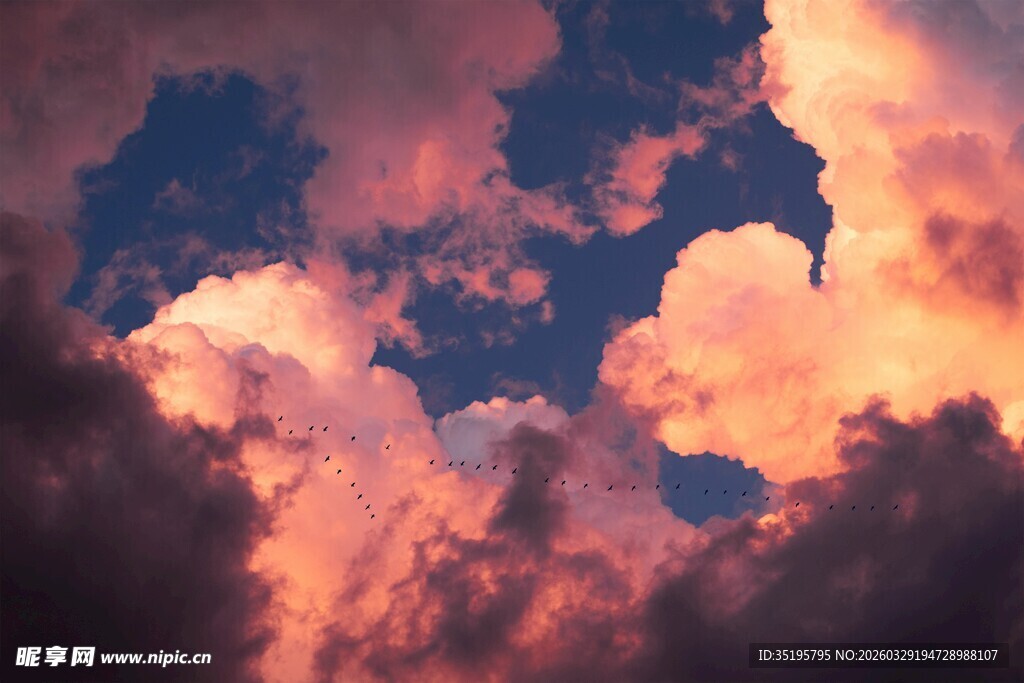 梦幻晚霞中的奇幻云朵