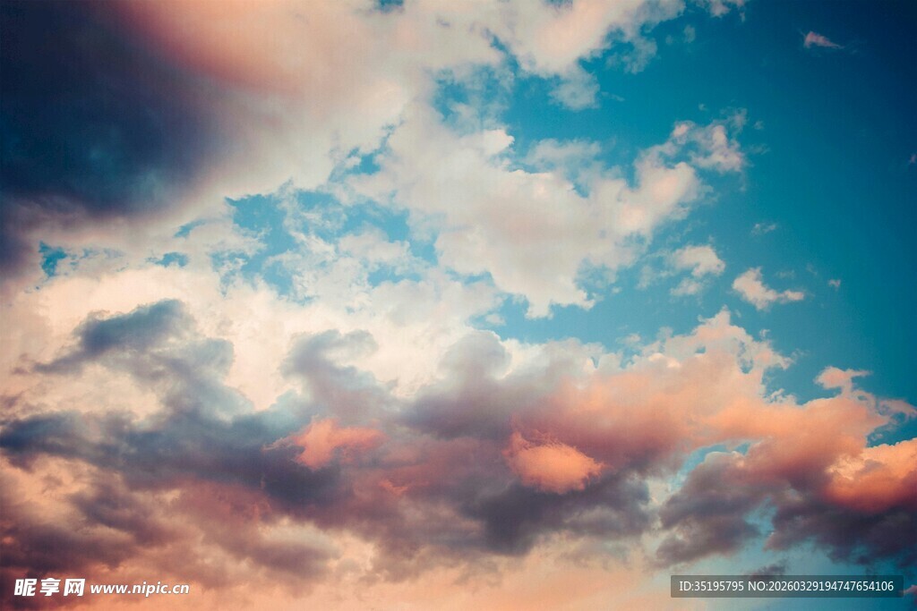 梦幻天空中的绚丽云彩