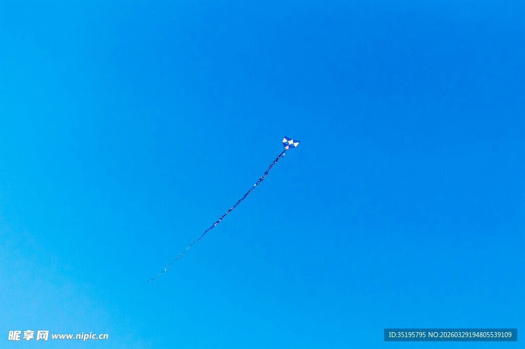 蓝天中飞翔的风筝