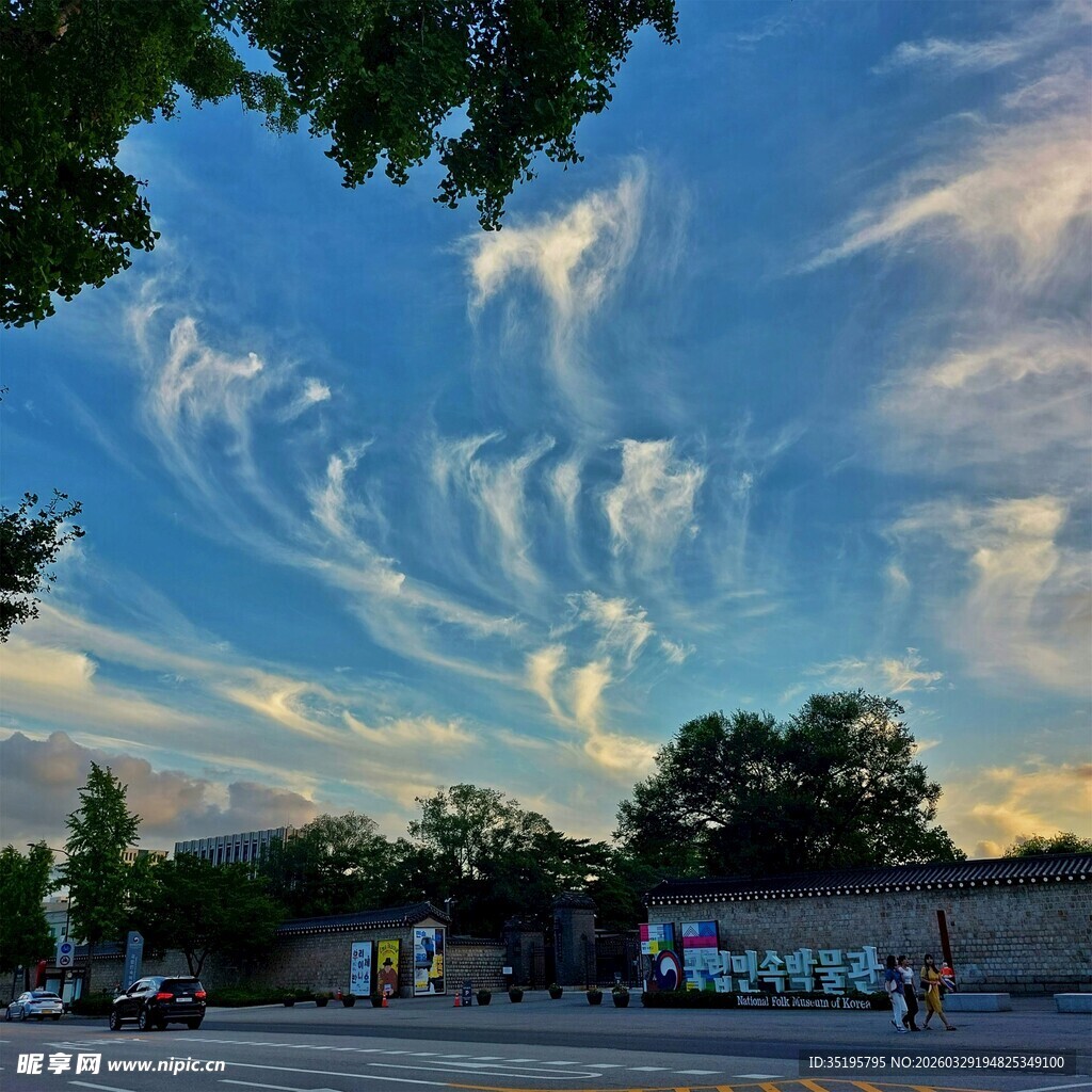 傍晚街头的绚丽云彩