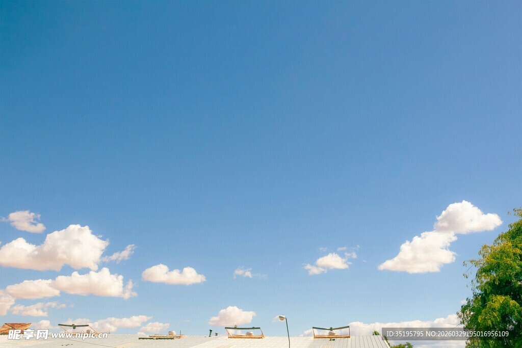 晴朗蓝天与飘浮白云